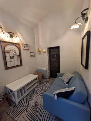 Coin salon dans l'établissement Le Donjon Beauvoir - appartement insolite au centre de Blois