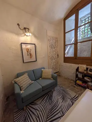 Coin salon dans l'établissement Le Donjon Beauvoir - appartement insolite au centre de Blois
