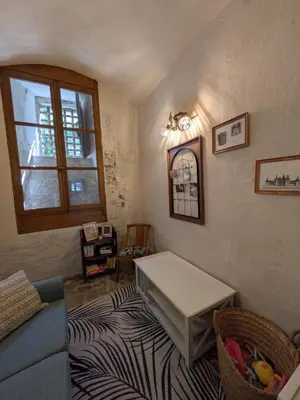 Coin salon dans l'établissement Le Donjon Beauvoir - appartement insolite au centre de Blois