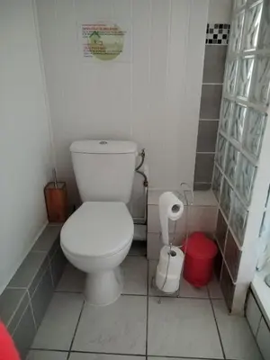 Salle de bains dans l'établissement L'yvréenne