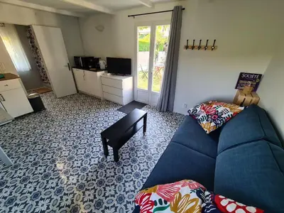 Télévision ou salle de divertissement dans l'établissement Domaine le Petit Ponceau