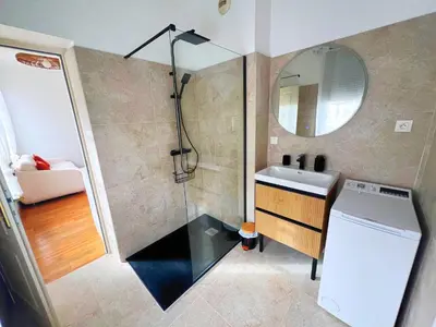 Salle de bains dans l'établissement Appartement T2 Lumineux centre ville d'Amboise avec vue sur le Château Royal