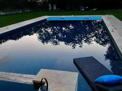 Piscine de l'établissement Séjour Historique au Domaine de Migny : Gîte avec Bain Nordique et Piscine - FR-1-591-731 ou située à proximité