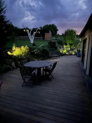 Jardin de l'établissement La Fontaine - Détente - Piscine Jacuzzi - 12p