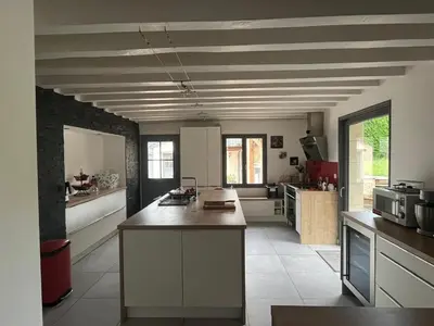 Cuisine ou kitchenette dans l'établissement La Fontaine - Détente - Piscine Jacuzzi - 12p