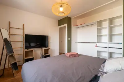 Télévision ou salle de divertissement dans l'établissement Le Théodora - Balcon - Jardin - Parking