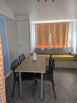 Coin salon dans l'établissement Mobil-home tout confort en camping avec terrasse couverte