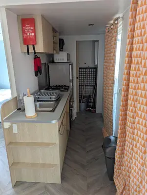 Cuisine ou kitchenette dans l'établissement Mobil-home tout confort en camping avec terrasse couverte