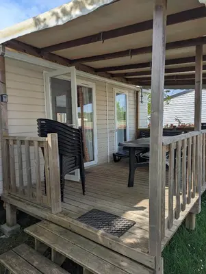 Balcon ou terrasse dans l'établissement Mobil-home tout confort en camping avec terrasse couverte