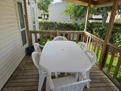Balcon ou terrasse dans l'établissement Mobil-home tout confort en camping avec terrasse couverte