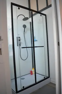 Salle de bains dans l'établissement Cyclo 2 Loire
