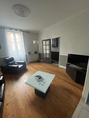 Télévision ou salle de divertissement dans l'établissement Maison 5mn du centre ville du Mans à pied