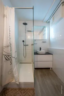 Salle de bains dans l'établissement Havre de Ville avec Cour Parking & Wifi GRATUIT