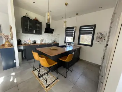 Cuisine ou kitchenette dans l'établissement Grande maison- 10 mn circuit 24h