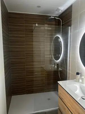 Salle de bains dans l'établissement Les Jasmins - Centre Ville de Saumur