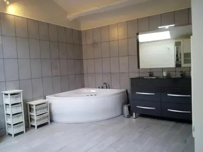 Salle de bains dans l'établissement Villa spacieuse avec piscine privée à Ranton - 330 m²