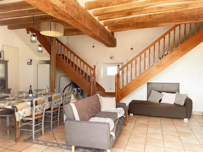 Coin salon dans l'établissement Gîte Confortable avec Jardin et Parking Près de Blois - FR-1-491-462