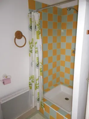Salle de bains dans l'établissement Les Caves