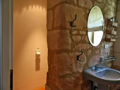 Salle de bains dans l'établissement Les Caves
