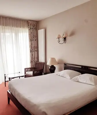 Un ou plusieurs lits dans un hébergement de l'établissement Grand Hôtel de Solesmes - Teritoria