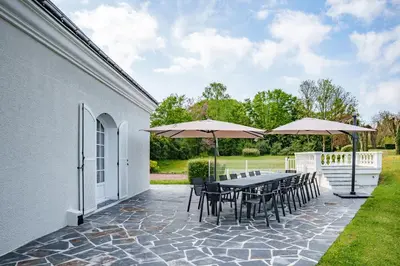 Jardin de l'établissement Maison 15 p avec piscine sud Touraine