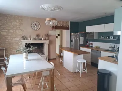 Cuisine ou kitchenette dans l'établissement maison 3 chambres 24h le mans