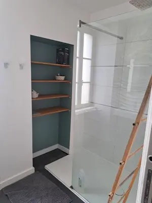Salle de bains dans l'établissement maison 3 chambres 24h le mans