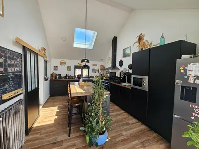 Cuisine ou kitchenette dans l'établissement Maison proche Boulerie Jump Savigné l'évêque, proche Circuit 24h