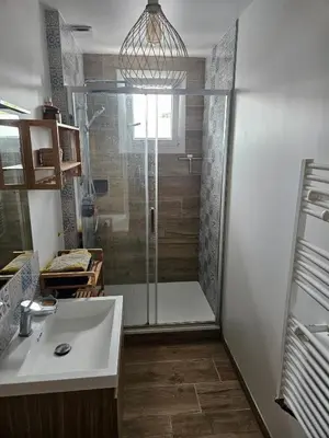 Salle de bains dans l'établissement Maison proche Boulerie Jump Savigné l'évêque, proche Circuit 24h