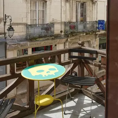 Au pied de la tour Saint Antoine