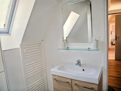 Salle de bains dans l'établissement Tranquillité, Parking, Proche Châteaux de la Loire