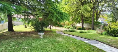 Jardin de l'établissement Belle maison proche du futuroscope