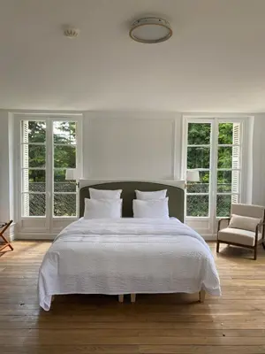 Un ou plusieurs lits dans un hébergement de l'établissement Château Royal de Benays - Hôtel
