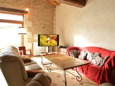 Télévision ou salle de divertissement dans l'établissement Holiday Home in Thurageau with Private Pool