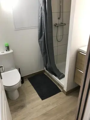 Salle de bains dans l'établissement STUDIO à ROUILLON