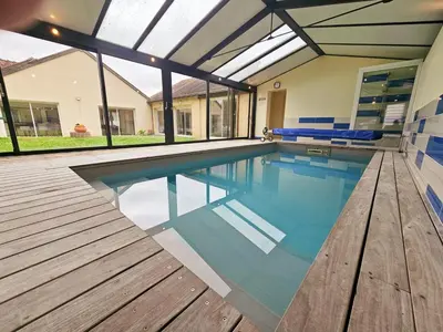 Piscine de l'établissement Gîte Tourangelle avec Piscine Intérieure, Wifi, Jardin - FR-1-381-619 ou située à proximité