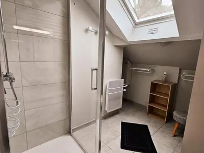 Salle de bains dans l'établissement Gîte Tourangelle avec Piscine Intérieure, Wifi, Jardin - FR-1-381-619