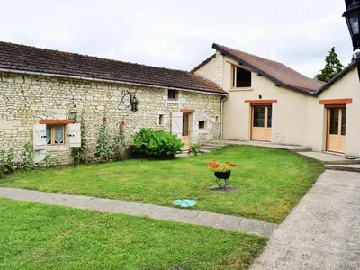 Jardin de l'établissement Gîte Tourangelle avec Piscine Intérieure, Wifi, Jardin - FR-1-381-619
