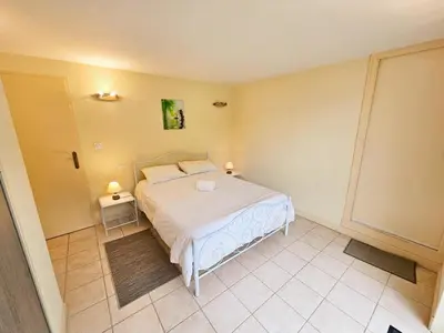 Un ou plusieurs lits dans un hébergement de l'établissement Gîte Tourangelle avec Piscine Intérieure, Wifi, Jardin - FR-1-381-619