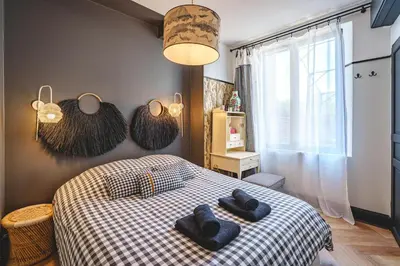 Un ou plusieurs lits dans un hébergement de l'établissement La Maison D'Ambre - Jacuzzi - Sauna- Clim