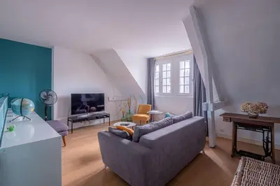 Télévision ou salle de divertissement dans l'établissement L'HIRONDELLE