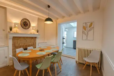 Coin salon dans l'établissement Maison cosy centre-ville 5 chambres
