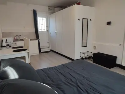 Cuisine ou kitchenette dans l'établissement Studio indépendant