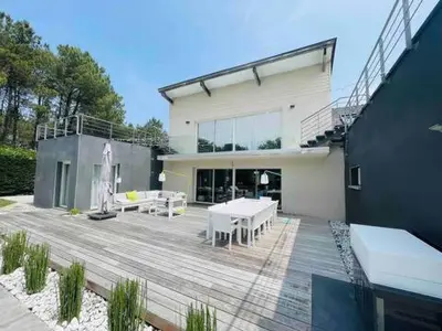 Balcon ou terrasse dans l'établissement Villa Californie avec piscine près du circuit des 24H