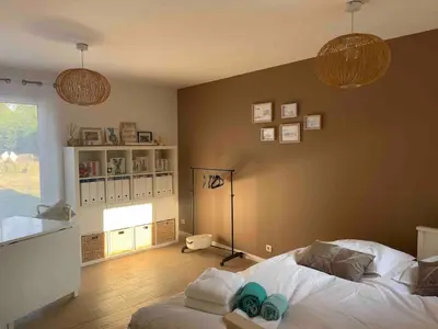 Un ou plusieurs lits dans un hébergement de l'établissement Villa Californie avec piscine près du circuit des 24H