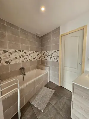 Salle de bains dans l'établissement Chambre pleine de charme face à la muraille romaine et face à la cathédrale
