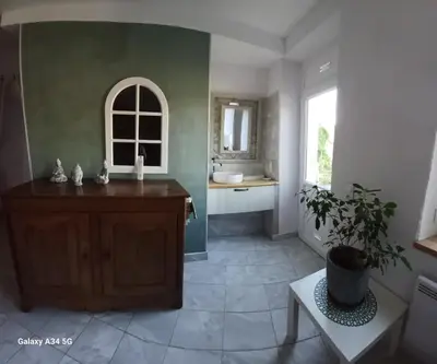 Salle de bains dans l'établissement Les roches du Donjon