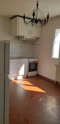 Cuisine ou kitchenette dans l'établissement Grand appartement à Thouars