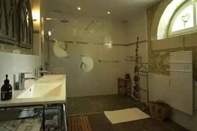 Salle de bains dans l'établissement Gîtes La Vigenna