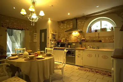 Cuisine ou kitchenette dans l'établissement Gîtes La Vigenna